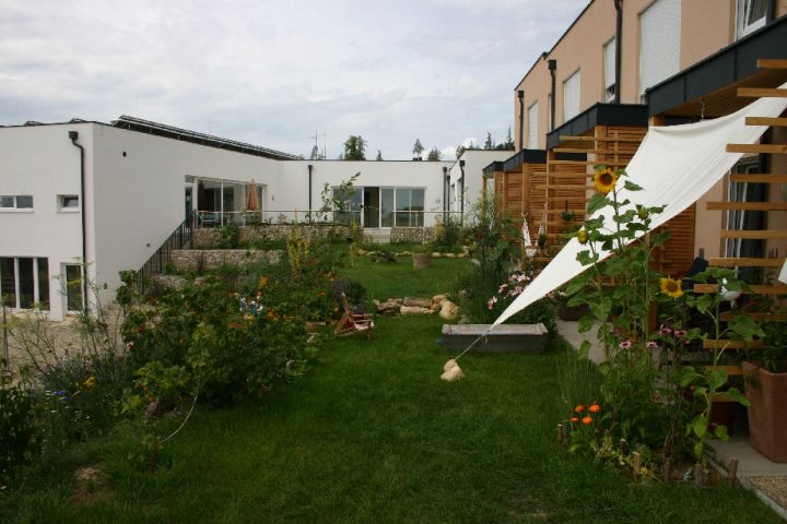 Cohousing-Siedlung Pomali. Gemeinsamer Hinterhof