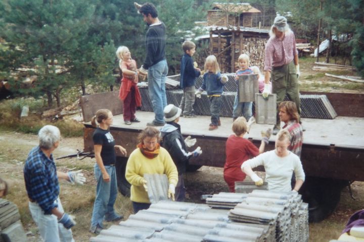 Ökodorf Sieben Linden 2004 Dachziegelaktion – vorgestellt bei bring-together